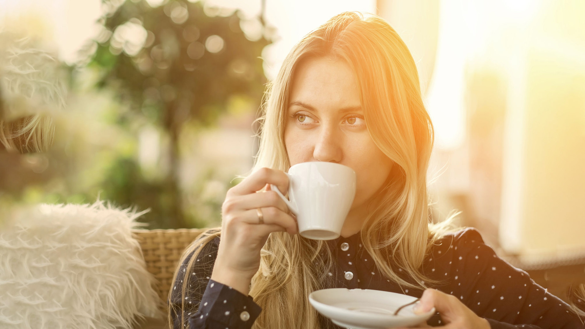 Просто как и любой другой. Девушка пьет кофе. Девушка пьет чай. Женщина пьющая кофе. Пьет чай профиль.