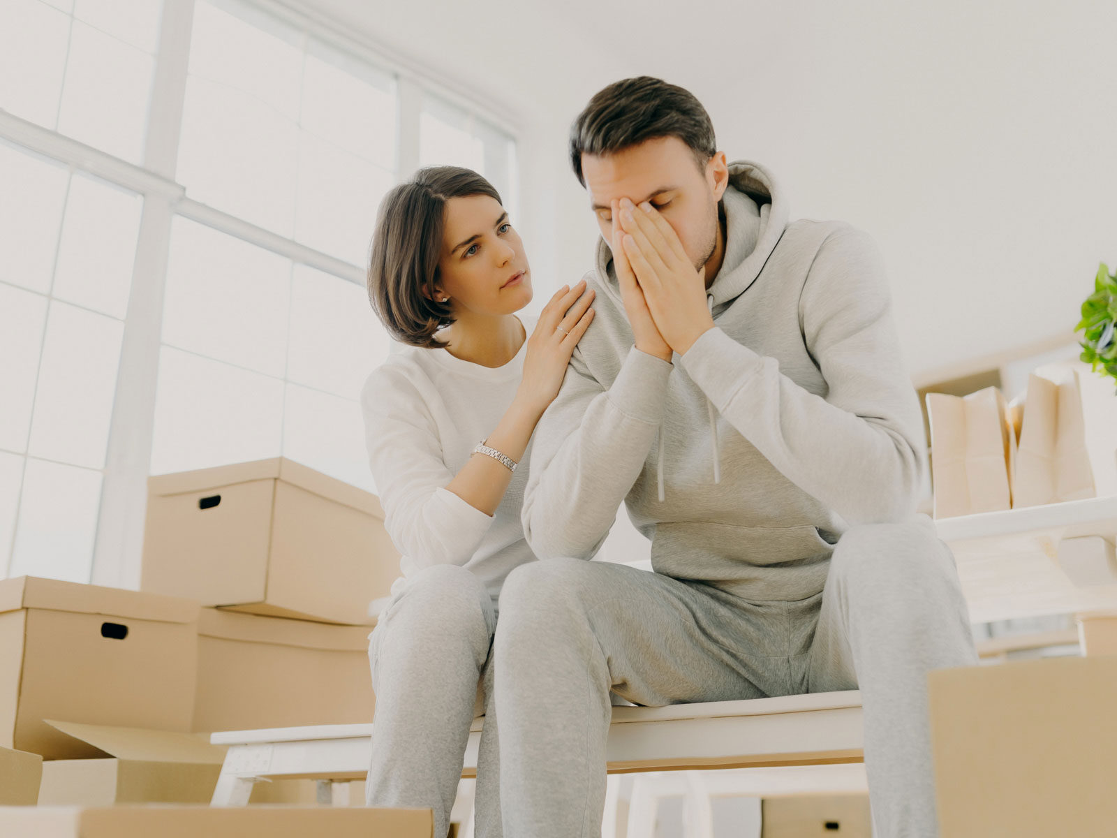 девушка утешает парня