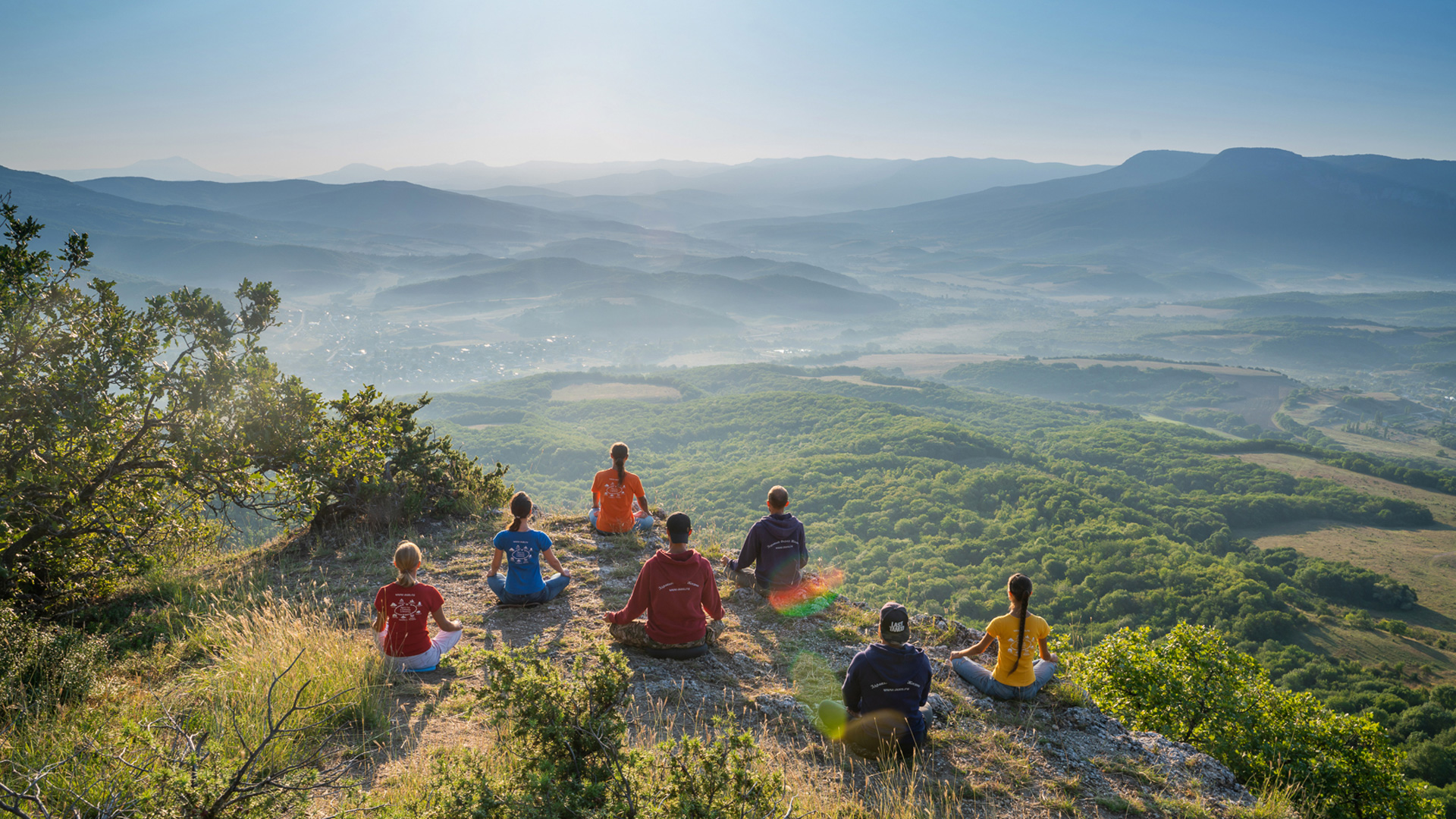 Медитация гора. Йога ретрит в горах. Медитация в горах. Поход в горы Крым.
