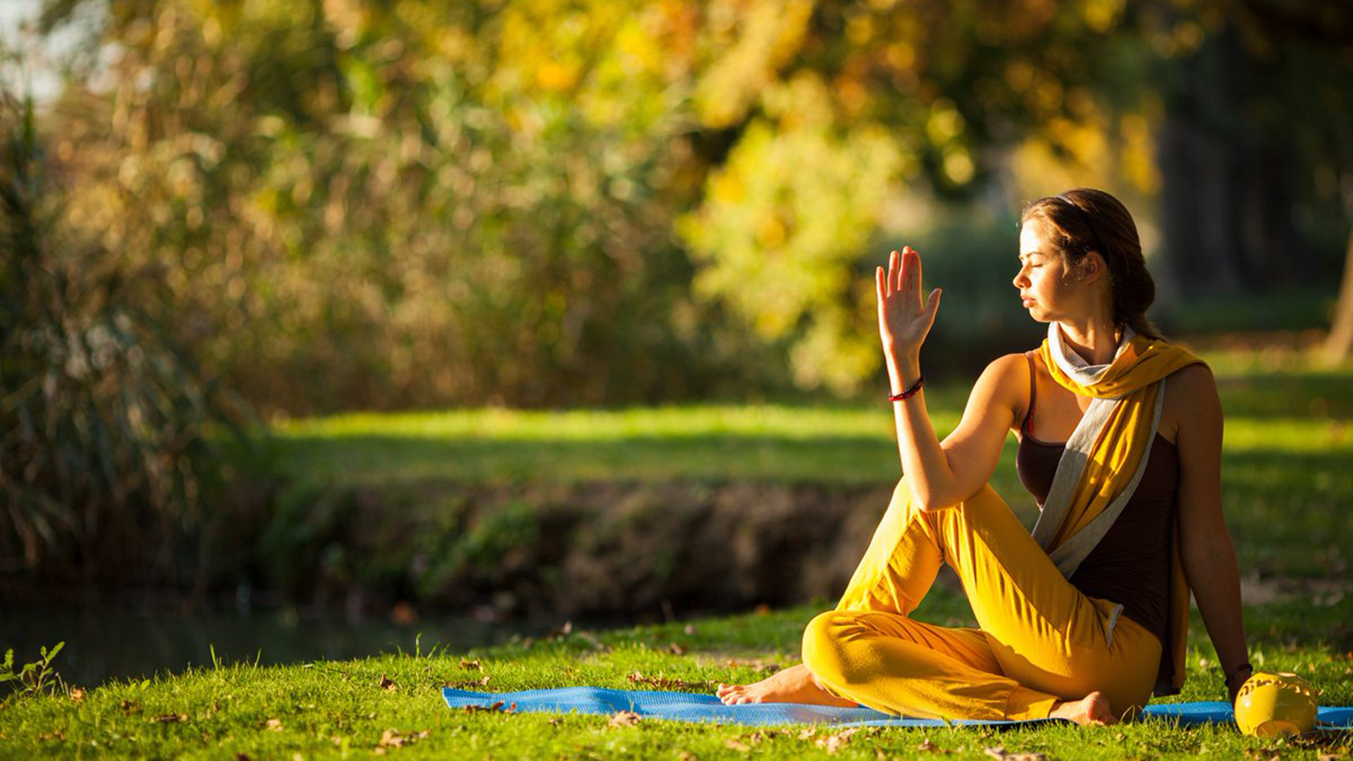 Весенние медитации. Йога на природе. Медитация на природе. Ретрит для женщин. Девушка йога.