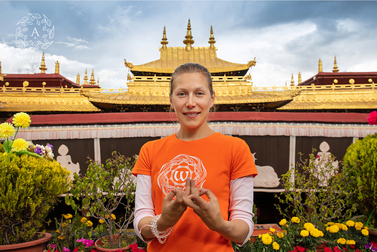 девушка с мудрой моление о счастье фото