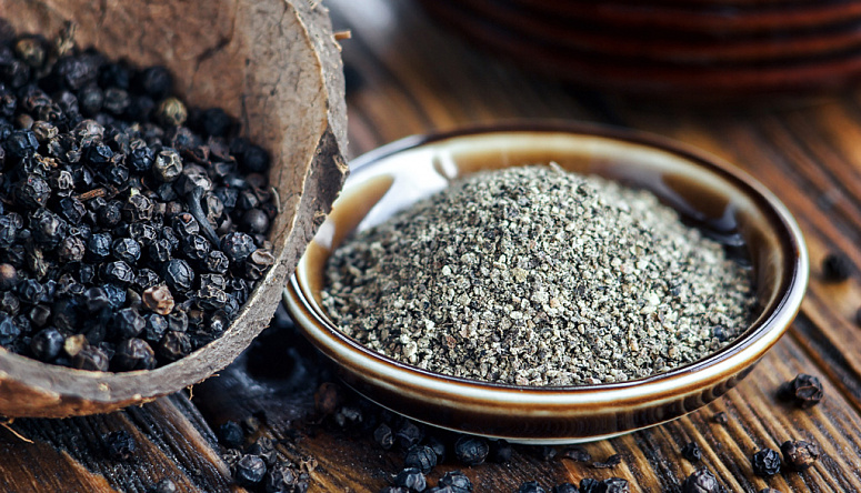 молотый черный перец и перец горошком