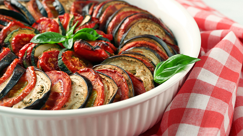 рататуй в тарелке