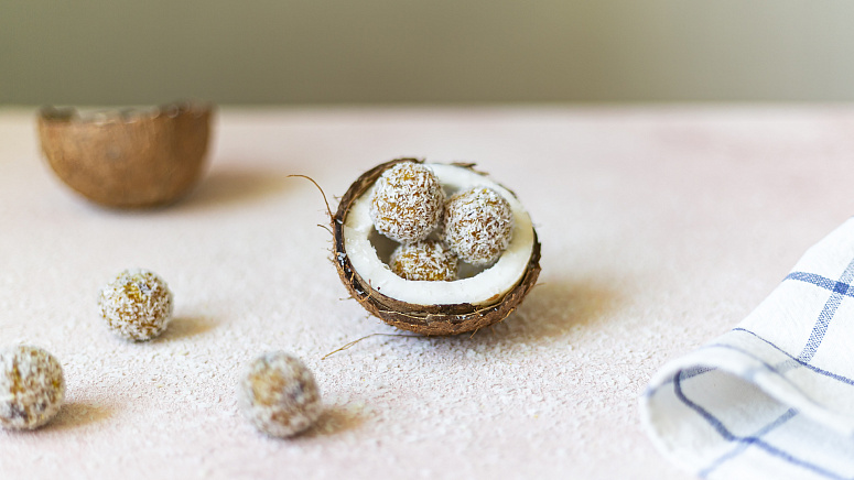 конфеты с кокосовой стружкой