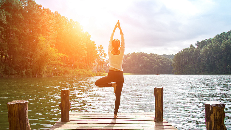 девушка во врикшасане