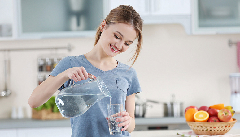 девушка наливает воду