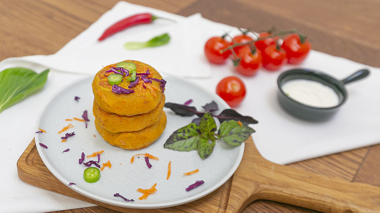 чечевичные котлеты на тарелке