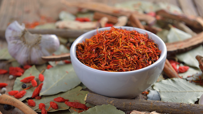 сафлор в чашке фото