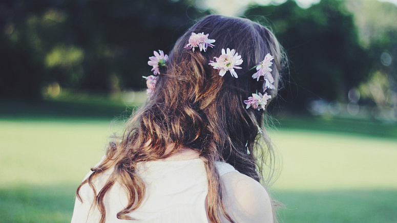 цветы в волосах, девушка
