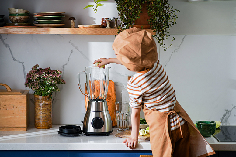 ребенок делает напиток фото