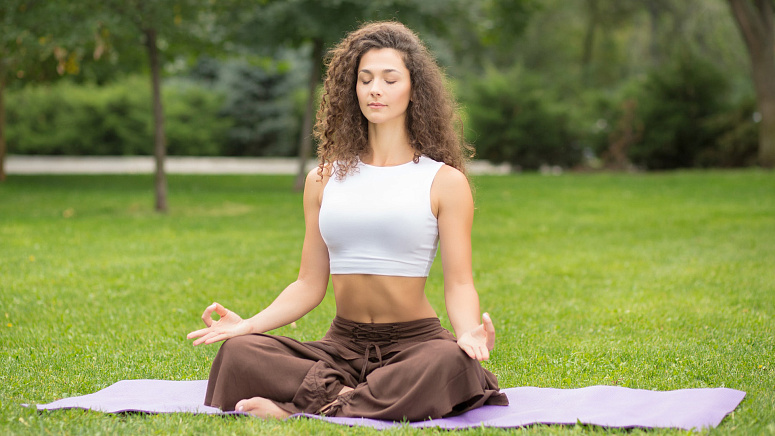 девушка медитирует на природе фото