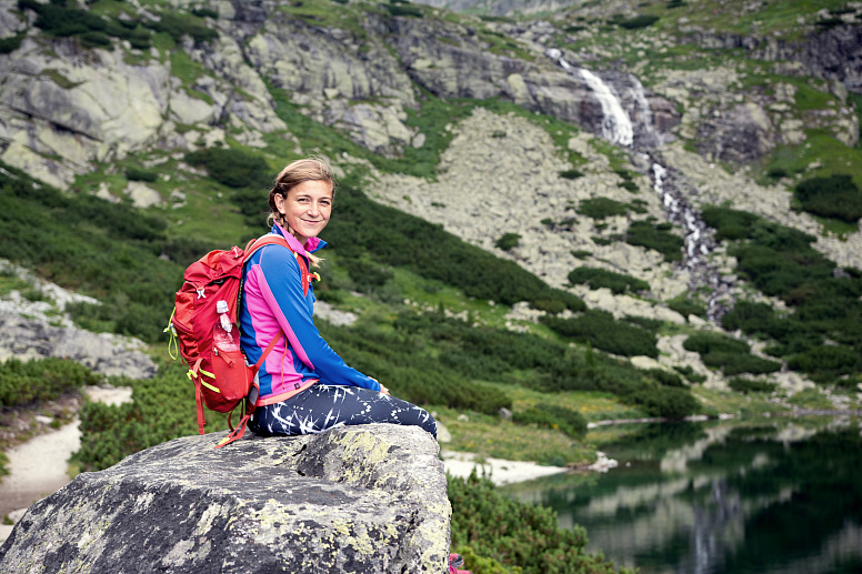 девушка туристка на природе фото
