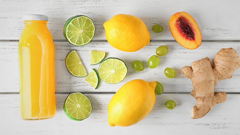 фрукты с соком и имбирём