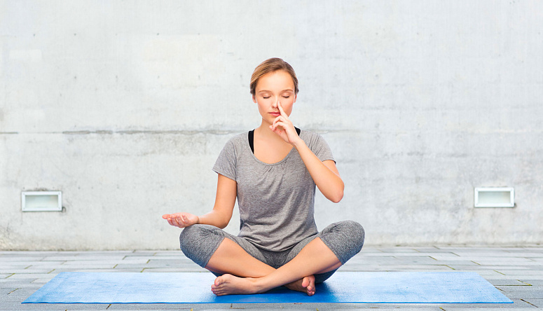 девушка делает пранаяму