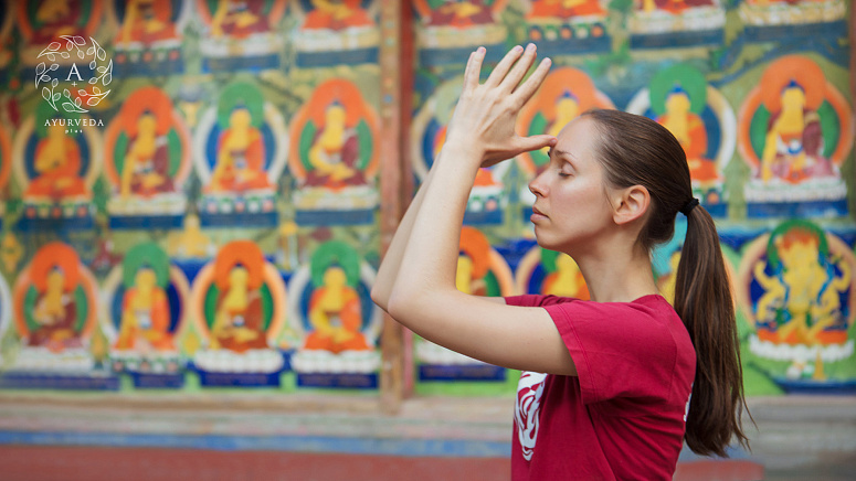 девушка с намасте