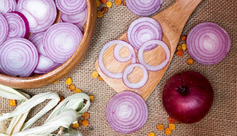 нарезанный красный лук