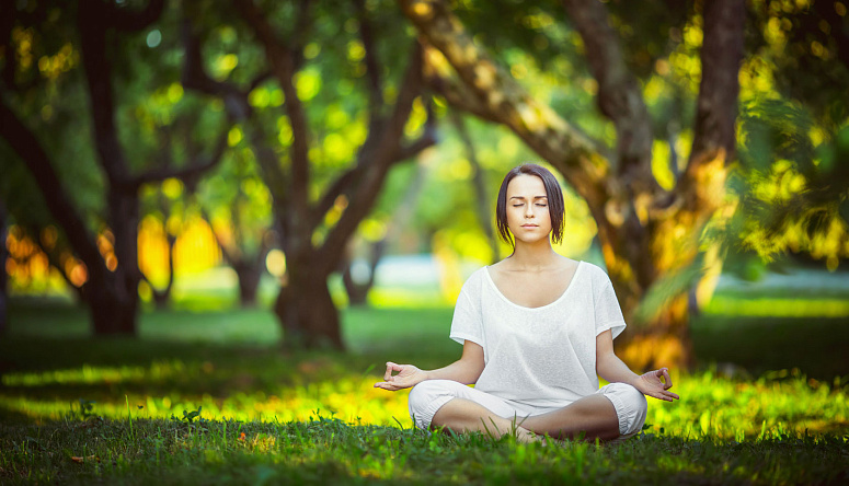 девушка медитирует на природе