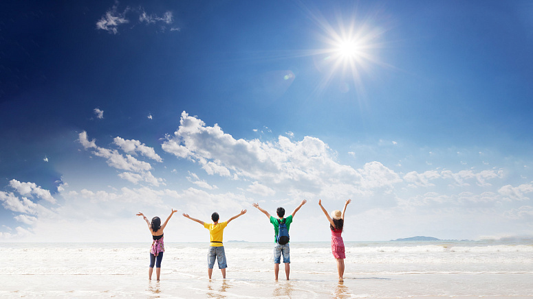 люди на море фото