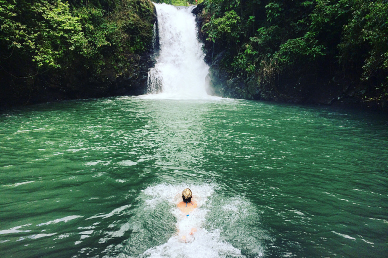 девушка купается у водопада фото