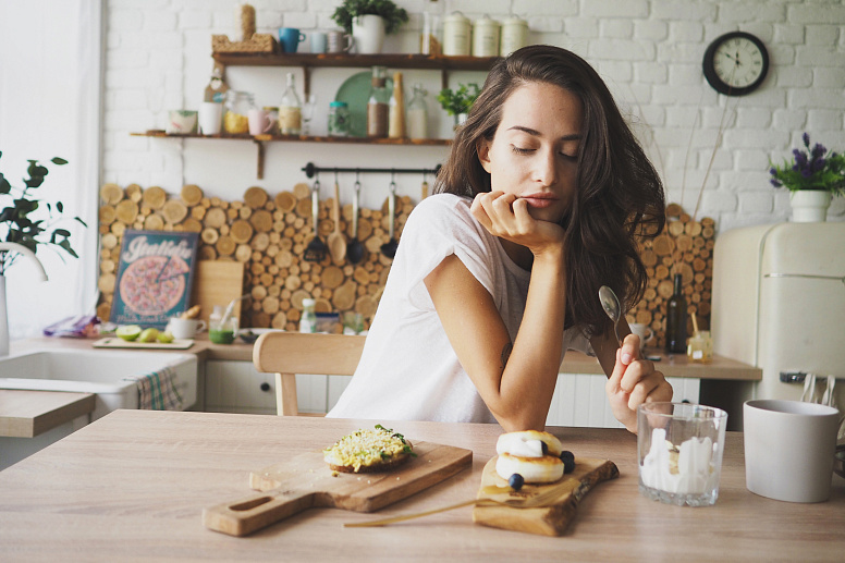 девушка смотрит на еду фото