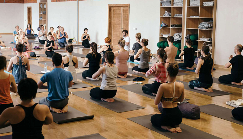 групповая йога в зале
