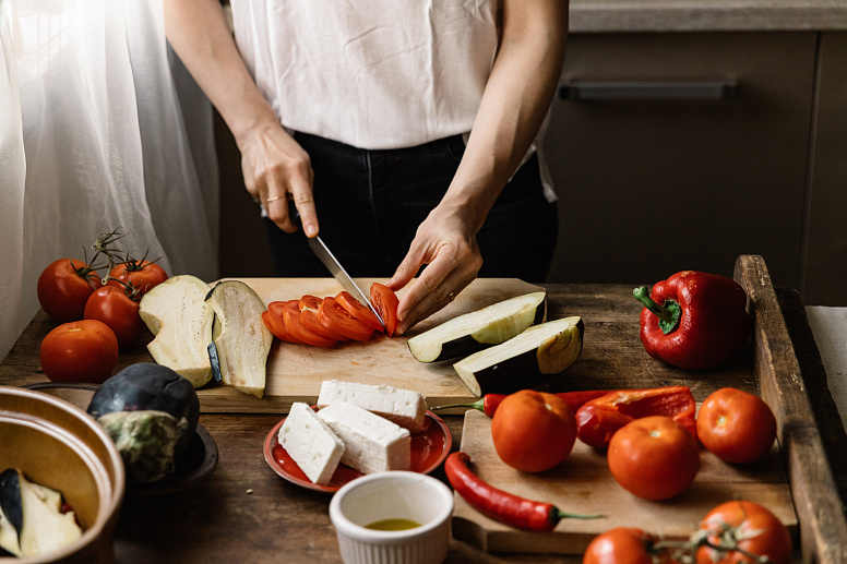 девушка готовит еду фото