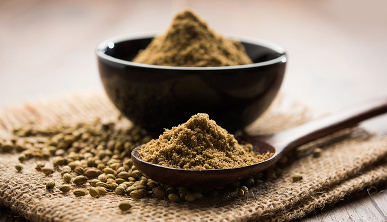 молотый и цельный кориандр, кориандр в ложке