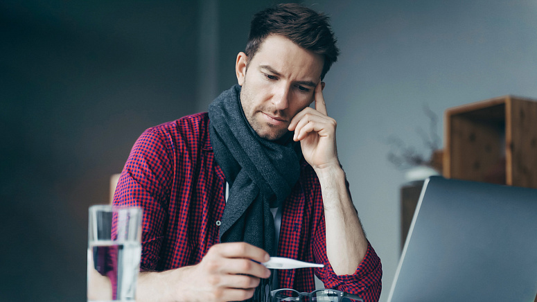 мужчина болеет фото