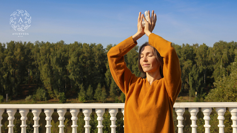 девушка с мудрой лотоса фото