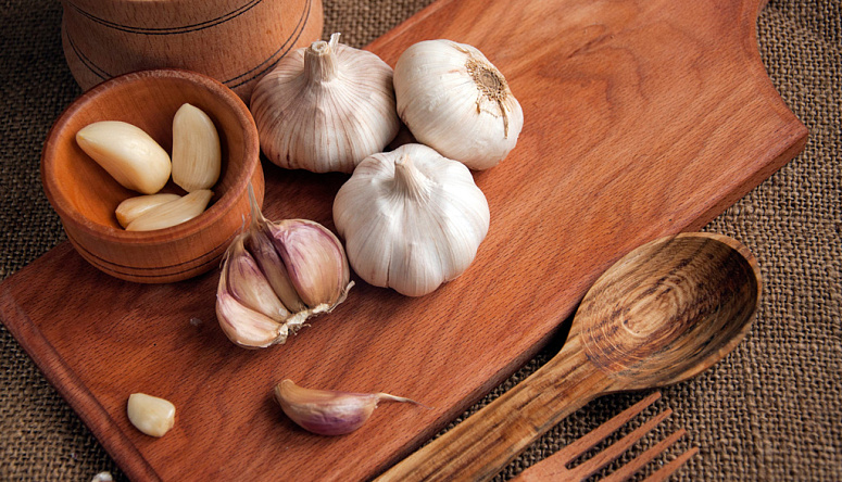 чеснок на разделочной тоске