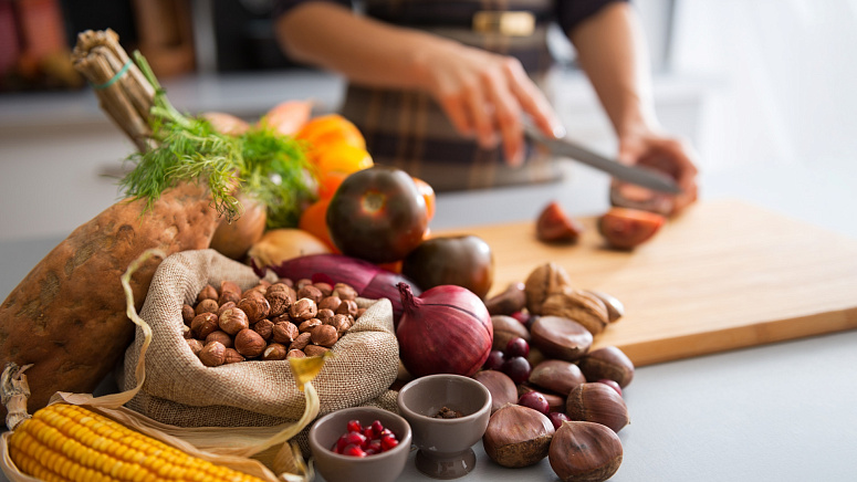 девушка режет овощи