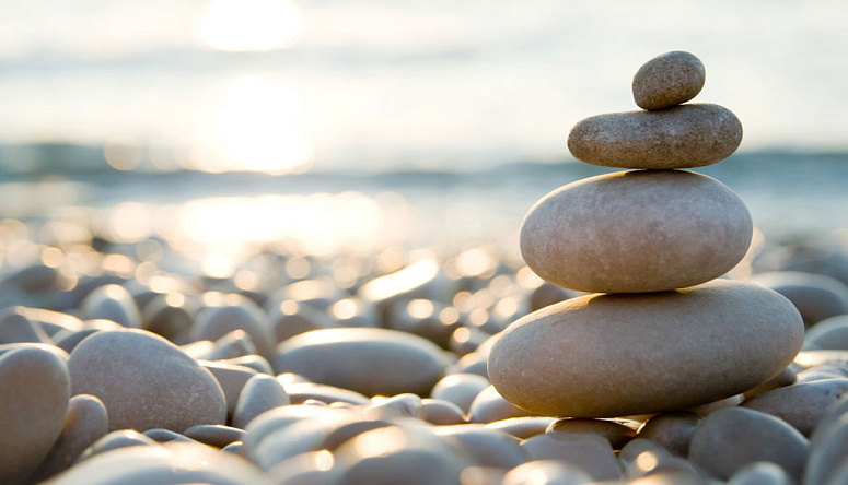 камни на берегу в солнечных лучах