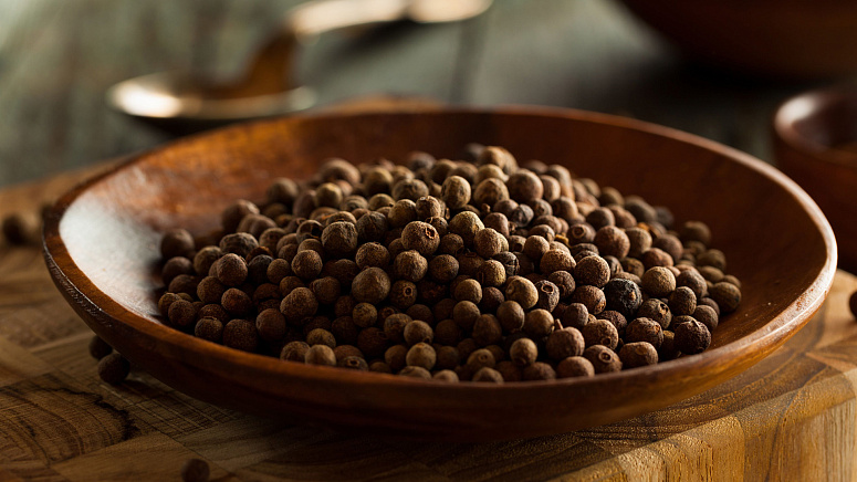 душистый перец в тарелке