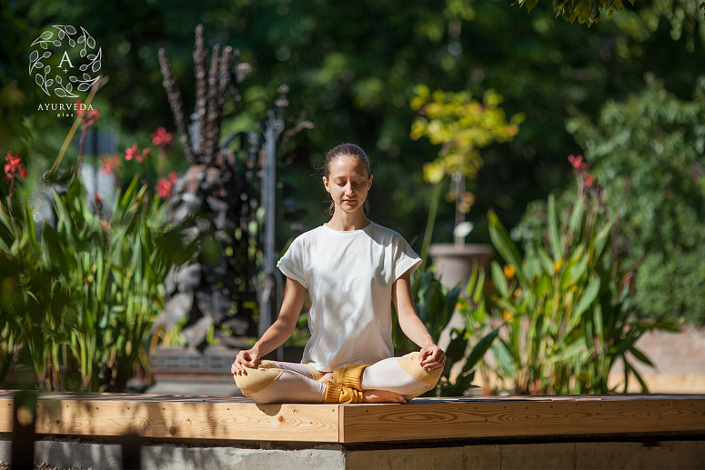 йогиня медитирует фото
