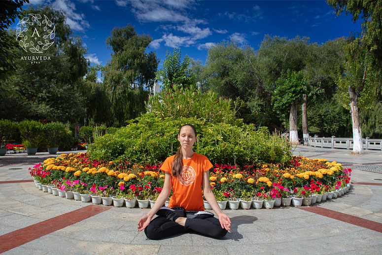 йогиня медитирует в чин мудре фото