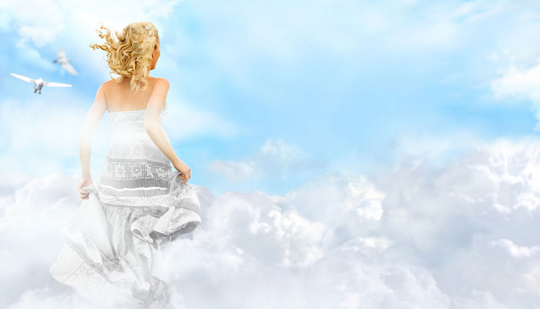 девушка бежит в облаках