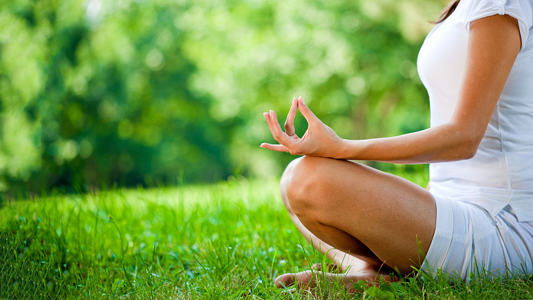 девушка медитирует фото