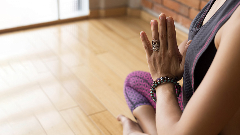 девушка с намасте фото