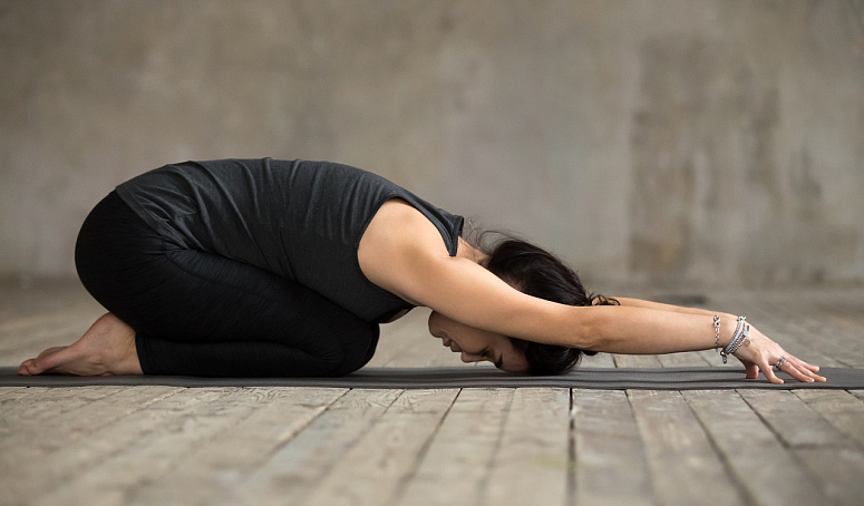 шашанкасана, девушка в позе зайца