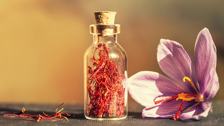 нити шафрана в пузырьке, цветок шафрана