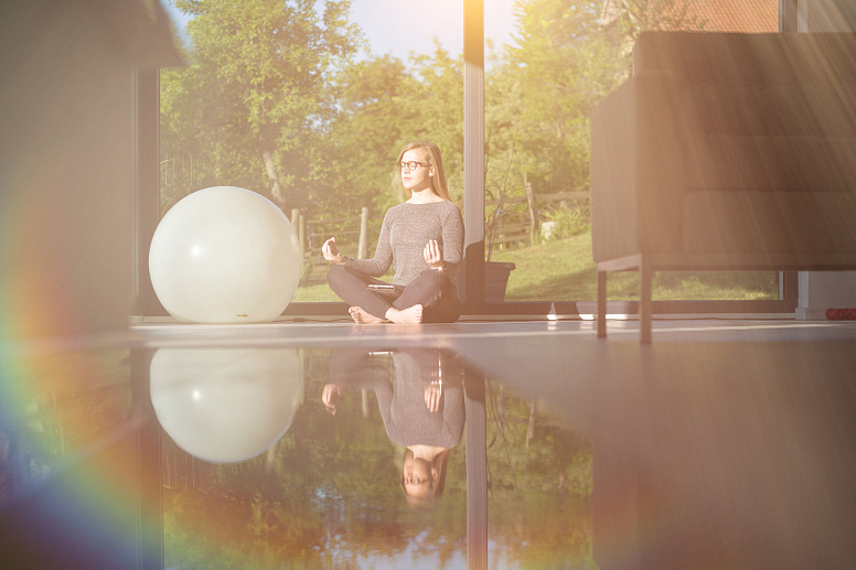 девушка медитирует фото