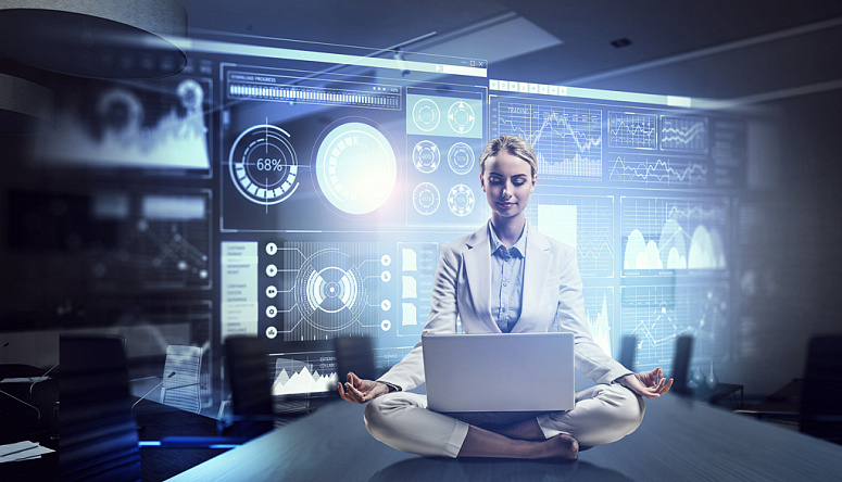 медитация в офисе, девушка медитирует в офисе