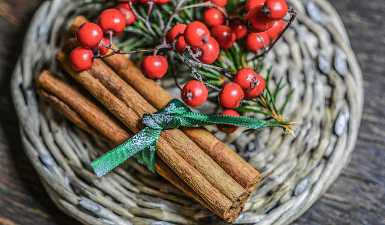 коричные палочки и коричные ягоды