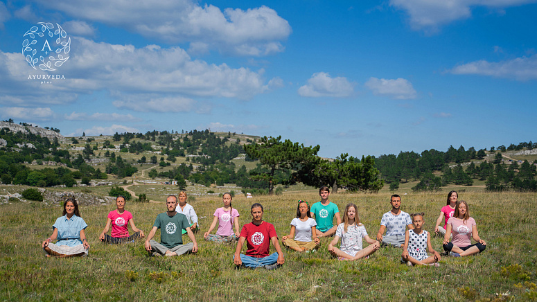 йоги медитируют в горах фото