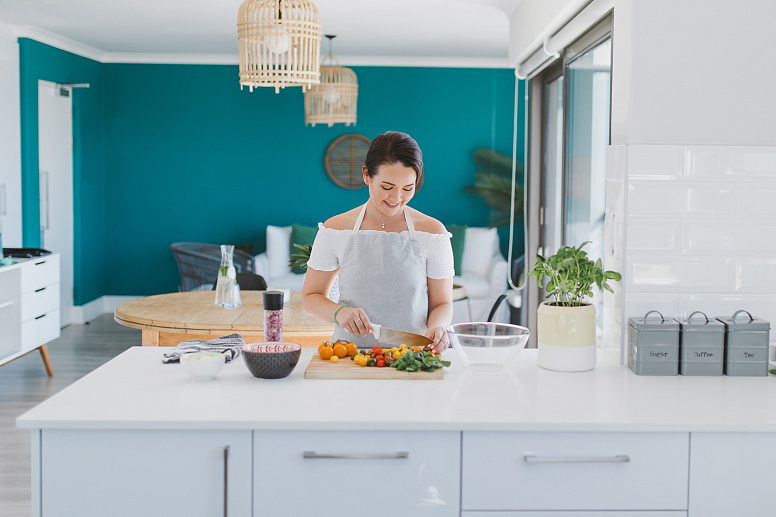 девушка режет салат фото