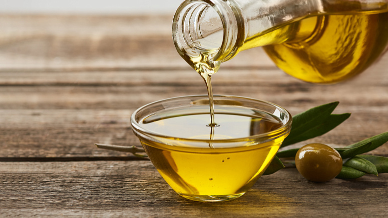 оливковое масло наливают в чашку