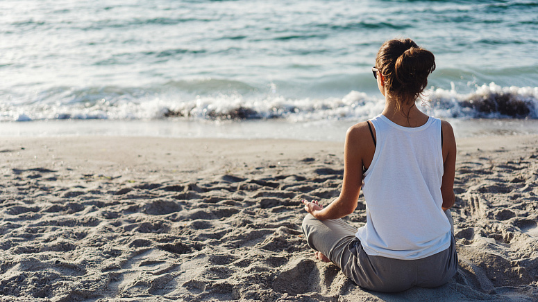 девушка медитирует на берегу фото