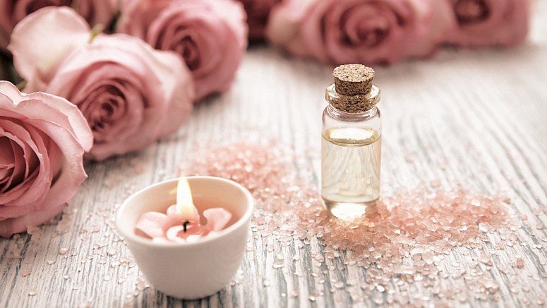розы и розовая вода фото