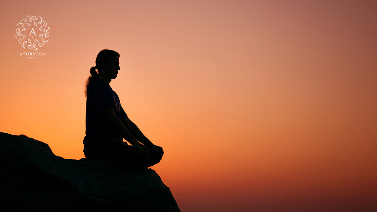 йог медитирует на рассвете фото