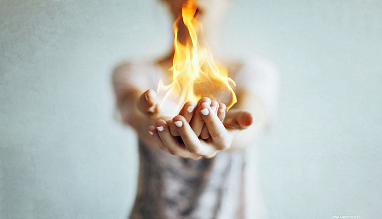 огонь горит в руках, девушка держит огонь